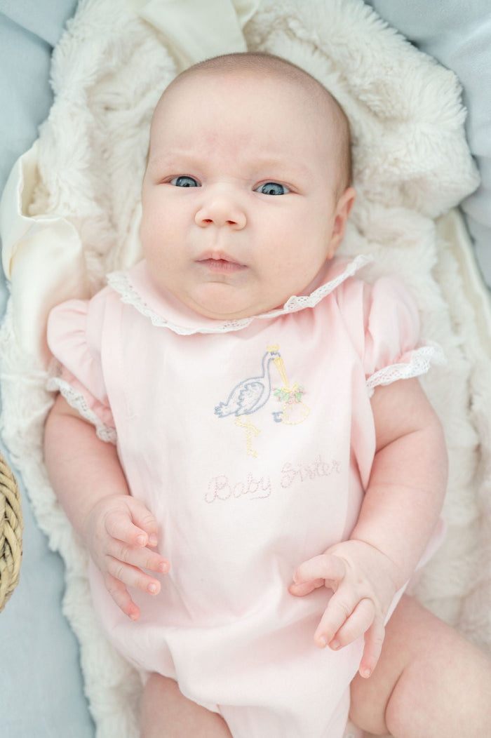 The Baby Sister Stork Bubble in pink is a timeless and elegant choice for your little one’s special moments.