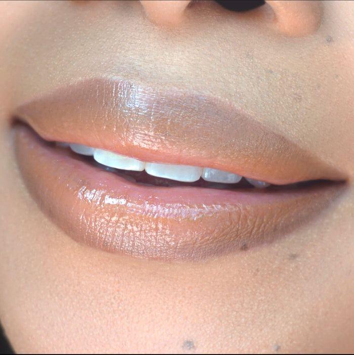 Neutral Brown Liner Lip Combos Swatch of Pink Lipps Lumi Balm Lip Tint shade ‘Fantasy’ on deep skin tone – rich nude tint designed to enhance melanin tones